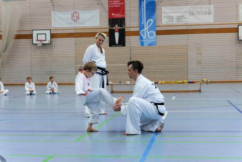 Kinder beim Red-Dragons-Training im Dojang